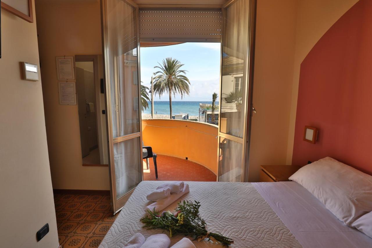 Xxv Aprile Casa Per Ferie Hotel Albenga Buitenkant foto