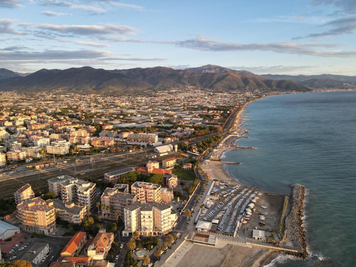 Xxv Aprile Casa Per Ferie Hotel Albenga Buitenkant foto