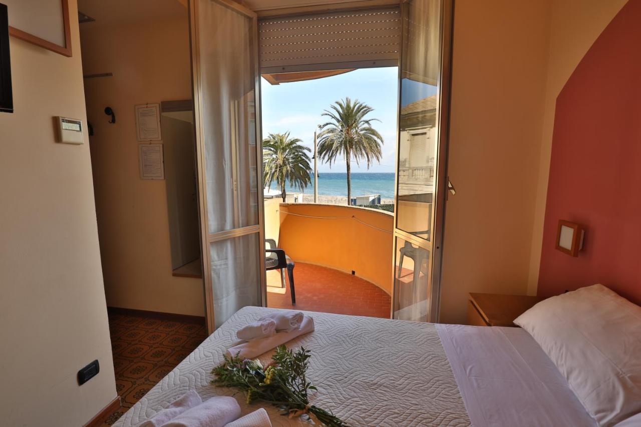 Xxv Aprile Casa Per Ferie Hotel Albenga Buitenkant foto