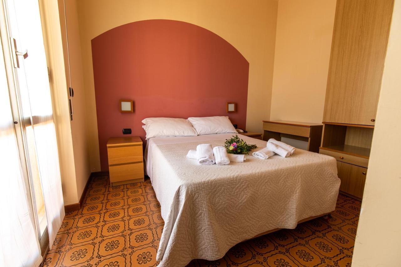 Xxv Aprile Casa Per Ferie Hotel Albenga Buitenkant foto
