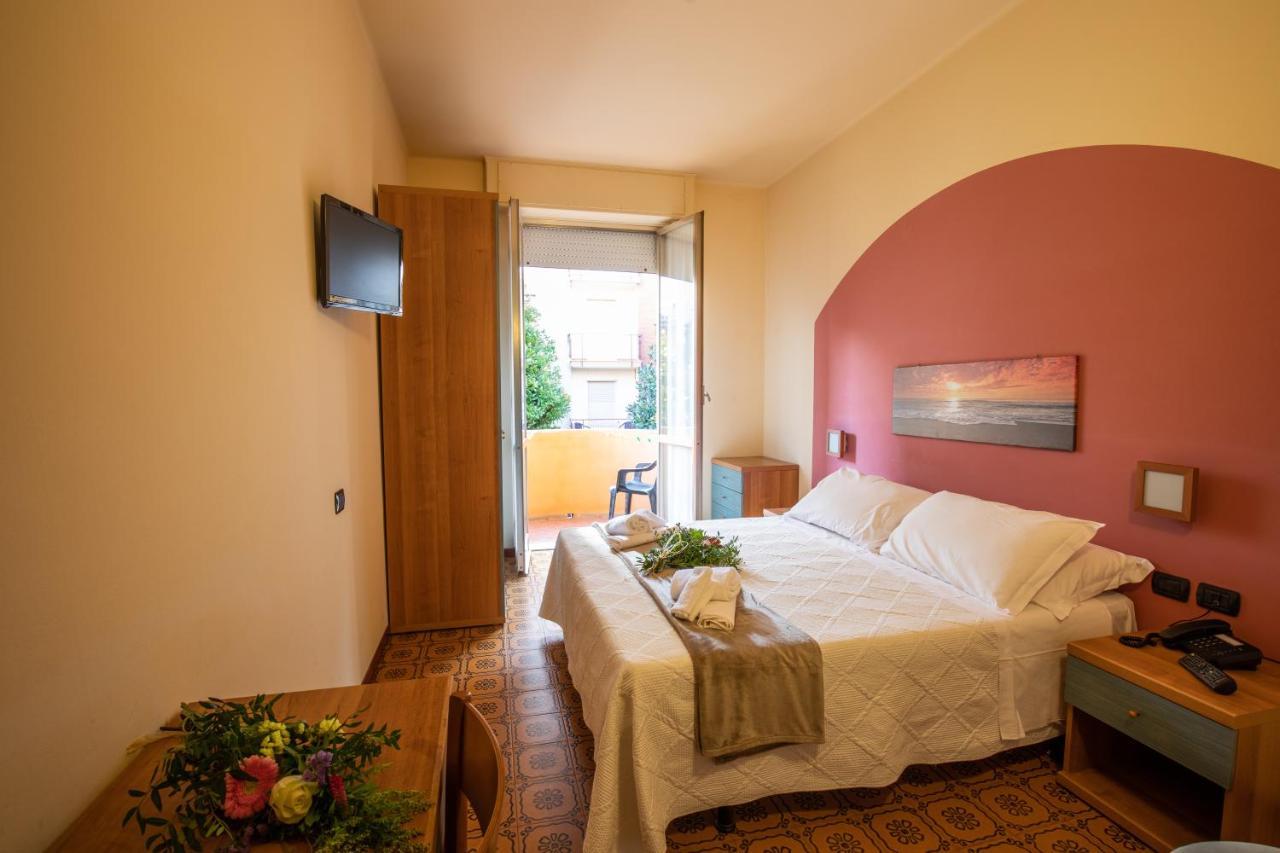 Xxv Aprile Casa Per Ferie Hotel Albenga Buitenkant foto