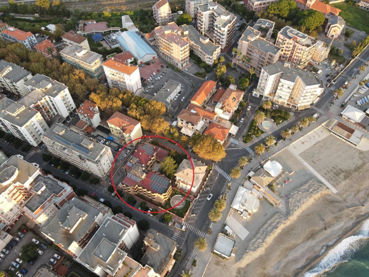 Xxv Aprile Casa Per Ferie Hotel Albenga Buitenkant foto